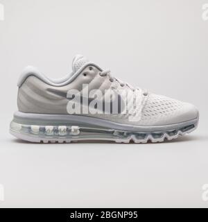 VIENNA, AUSTRIA - 22 AGOSTO 2017: Sneaker Nike Air Max 2017 Platinum, grigia e bianca su sfondo bianco. Foto Stock