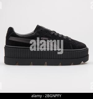 VIENNA, AUSTRIA - 22 AGOSTO 2017: Sneaker Puma Cleated Creeper scamosciata nera su sfondo bianco. Foto Stock