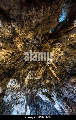 Vista a basso angolo delle stalattiti all'interno di una grotta (Cueva de Nerja), Costa del Sol, Spagna Foto Stock