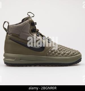 VIENNA, AUSTRIA - 22 AGOSTO 2017: Nike Lunar Force Duckboot 17 sneaker verde oliva e nera su sfondo bianco. Foto Stock