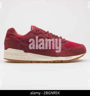 VIENNA, AUSTRIA - 22 AGOSTO 2017: Sneaker Saucony Shadow 5000 rosso su sfondo bianco. Foto Stock