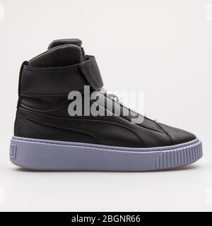 VIENNA, AUSTRIA - 22 AGOSTO 2017: Sneaker Puma Platform Mid black su sfondo bianco. Foto Stock