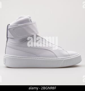 VIENNA, AUSTRIA - 22 AGOSTO 2017: Sneaker Puma Platform Mid White su sfondo bianco. Foto Stock