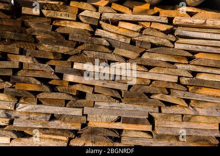 Legna da ardere in bancali e legna da ardere in bancali per l'essiccazione di legna da ardere, legna da ardere, materia prima, noleggio legno Foto Stock