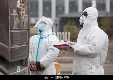 Suifenhe, provincia cinese di Heilongjiang. 22 aprile 2020. I membri del personale si attengono al loro posto per il controllo e la prevenzione delle epidemie COVID-19 sulla neve su una strada di ingresso della città a Suifenhe, nella provincia di Heilongjiang del nord-est della Cina, il 22 aprile 2020. Credit: Zhang Tao/Xinhua/Alamy Live News Foto Stock