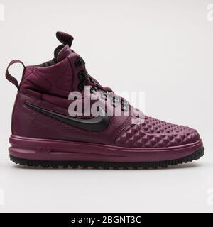 VIENNA, AUSTRIA - 24 AGOSTO 2017: Nike Lunar Force 1 Duckboot 17 bordeaux e sneaker nera su sfondo bianco. Foto Stock