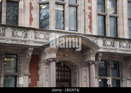 Red Brick Stone Dressings architettura Parliament Square RICS 12 Great George St, Westminster, London SW1P di Alfred Waterhouse Foto Stock