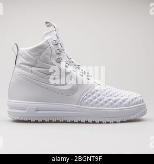 VIENNA, AUSTRIA - 24 AGOSTO 2017: Sneaker Nike Lunar Force 1 Duckboot 17 Premium bianco su sfondo bianco. Foto Stock