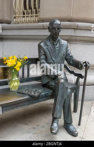 Statua di Lech Kaczynski di fronte al Consolato Generale Polacco a Murray Hill, New York, USA Foto Stock