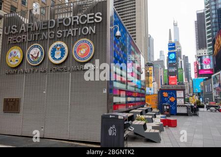 Times Square è quasi deserta a causa della pandemia COVID-19, aprile 2020, New York City, USA Foto Stock