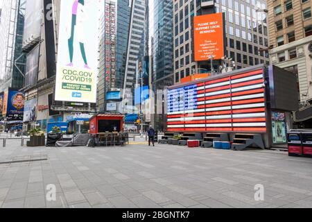 Times Square è quasi deserta a causa della pandemia COVID-19, aprile 2020, New York City, USA Foto Stock