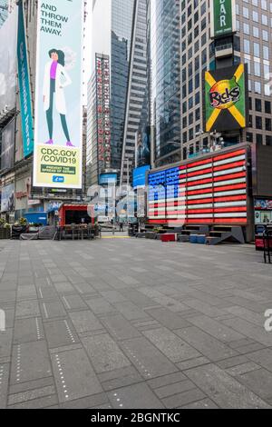 Times Square è quasi deserta a causa della pandemia COVID-19, aprile 2020, New York City, USA Foto Stock