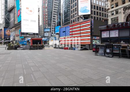 Times Square è quasi deserta a causa della pandemia COVID-19, aprile 2020, New York City, USA Foto Stock