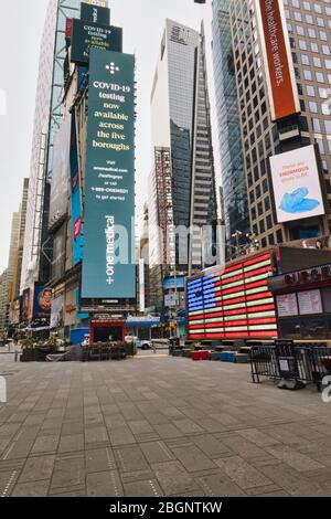 Times Square è quasi deserta a causa della pandemia COVID-19, aprile 2020, New York City, USA Foto Stock