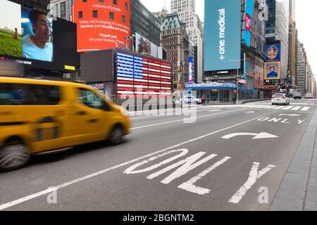 Times Square è quasi deserta a causa della pandemia COVID-19, aprile 2020, New York City, USA Foto Stock