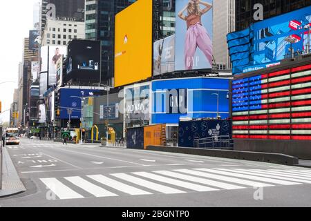 Times Square è quasi deserta a causa della pandemia COVID-19, aprile 2020, New York City, USA Foto Stock