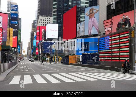 Times Square è quasi deserta a causa della pandemia COVID-19, aprile 2020, New York City, USA Foto Stock