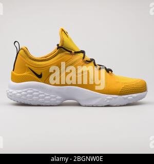 VIENNA, AUSTRIA - 29 AGOSTO 2017: Sneaker Nike Air Zoom LWP Cargo Khaki su sfondo bianco.VIENNA, AUSTRIA - 29 AGOSTO 2017: Nike Air Zoom LWP yell Foto Stock
