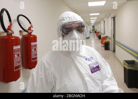 Roma, Italia. 19 Apr 2020. Un medico con il suo nome Pino dipinto sul suo vestito protettivo, è ritratto in un reparto di terapia intensiva del Covid-19 presso l'ospedale San Filippo Neri. Foto Stock