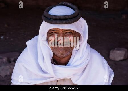 La Giordania, Petra, un beduino che indossa un keffiyeh (foulard) e un agal (fascia di corda) a Petra nel Parco Archeologico di Petra è un Parco Nazionale Giordano e un sito patrimonio dell'umanità dell'UNESCO. Foto Stock