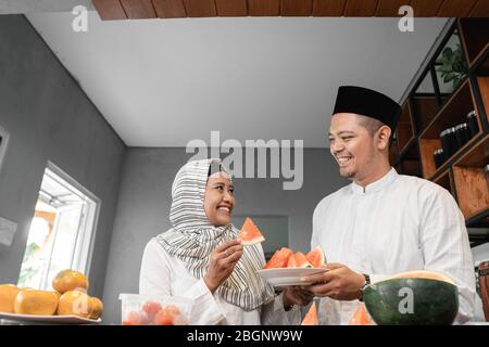 uomo e donna musulmana che hanno un po 'di frutta per la pausa cena a digiuno Foto Stock