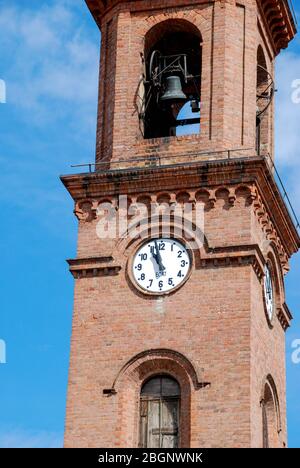 Il campanile della chiesa di Serralunga, Piemonte - Italia Foto Stock