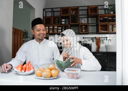 la famiglia musulmana asiatica rompe il digiuno insieme Foto Stock