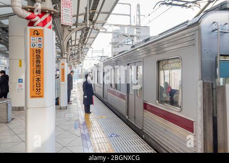 Un treno ferma alla stazione di Tokyo Skytree con il suo personale femminile che consegna i passeggeri dalla stazione di Asakusa a Tokyo Skytree. Tokyo, Giappone Feb Foto Stock