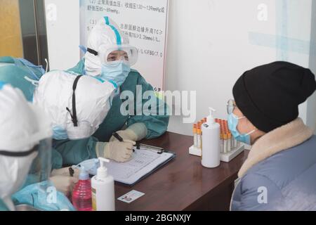 Suifenhe, provincia cinese di Heilongjiang. 22 aprile 2020. Un cittadino si prepara a ricevere test COVID-19 presso il centro di servizi sanitari della Comunità di Funing a Suifenhe, nella provincia di Heilongjiang della Cina nordorientale, il 22 aprile 2020. Il centro di servizi sanitari della Comunità di Funing ha iniziato a fornire alla società il servizio di test COVID-19 mercoledì come istituto di campionamento designato. Credit: Zhang Tao/Xinhua/Alamy Live News Foto Stock