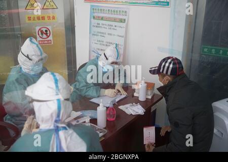 Suifenhe, provincia cinese di Heilongjiang. 22 aprile 2020. Un cittadino si prepara a ricevere test COVID-19 presso il centro di servizi sanitari della Comunità di Funing a Suifenhe, nella provincia di Heilongjiang della Cina nordorientale, il 22 aprile 2020. Il centro di servizi sanitari della Comunità di Funing ha iniziato a fornire alla società il servizio di test COVID-19 mercoledì come istituto di campionamento designato. Credit: Zhang Tao/Xinhua/Alamy Live News Foto Stock