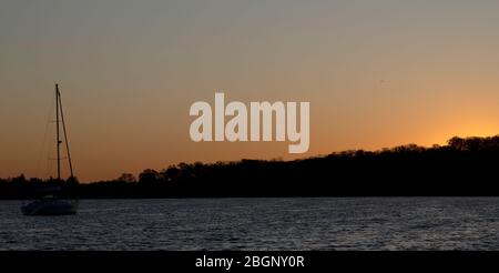 Potsdam, Germania. 22 aprile 2020. Il sole sorge sulla Jungfernsee (Brandeburgo). Credit: DPA-Zb-Zentralbild/dpa/Alamy Live News Foto Stock