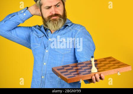 Scacchi. Gioco intellettuale. Giocatore di Grandmaster. Lezione di Scacchi. Sviluppo cognitivo. Divertiti con il torneo. Concetto di strategia. Concorso di scacchi. Gioco da tavolo. Uomo pensieroso bearded gioca a scacchi. Foto Stock