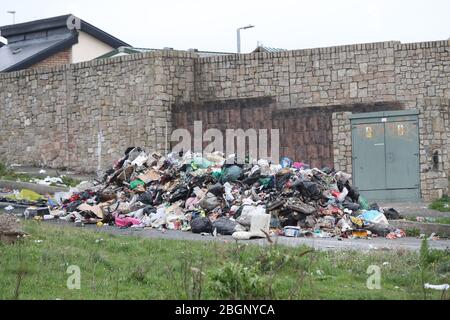 Rifiuti Flytiped sul lato di una strada a Dublino. L’Associazione irlandese degli agricoltori (fa) ha chiesto al governo di fare duro con i rifiuti di rifiuti mentre il dumping illegale aumenta in tutto il paese. Foto Stock