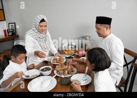 cena iftar sul ramadan. famiglia asiatica musulmana che rompe il digiuno insieme Foto Stock