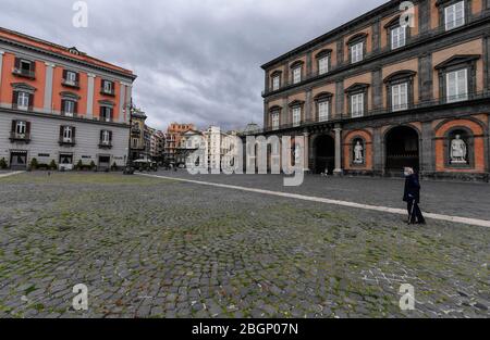 L'erba cresce nelle fessure della pavimentazione di piazza Plebiscito di fronte al Palazzo reale, nel centro della città, dopo un mese di chiusura. In Italia la chiusura continua ancora il decreto governativo che dichiara tutta l'Italia un'area protetta per combattere il covid-19 - infezione da coronavirus, chiusura di scuole, uffici pubblici e negozi. Foto Stock