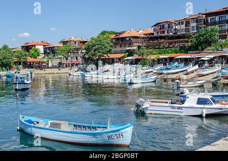 Barche da pesca nella baia sullo sfondo della città vecchia di Nessebar, Bulgaria. Foto Stock