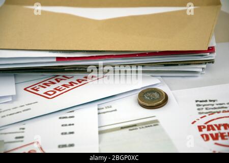 Fatture da pagare, buste e una moneta da 1 libbra, Regno Unito Foto Stock