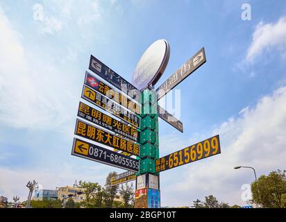 Kunming, Cina - 20 settembre 2017: Indicazione di direzione a Kunming, la capitale e la città più grande della provincia di Yunnan. Foto Stock