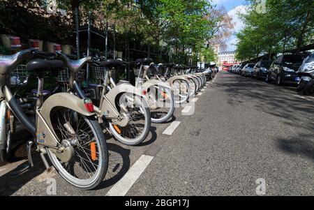 Una stazione di noleggio bici Velib a Parigi, Francia Foto Stock