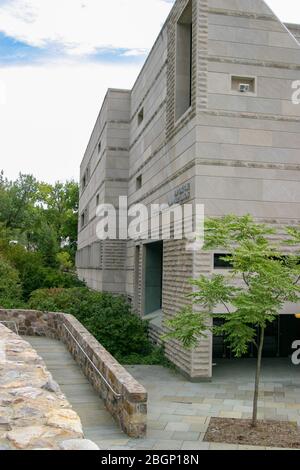 Esempi di architettura moderna a Ives Hall nel campus universitario di Cornell a Ithaca, NY Foto Stock