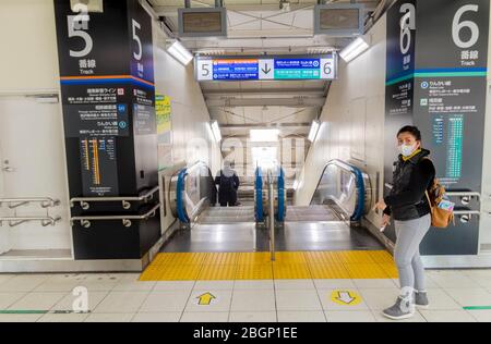 Una donna asiatica che si trova all'entrata del numero del treno alla stazione della metropolitana di Tokyo. Tokyo, Giappone Fenruary 8,2020 Foto Stock