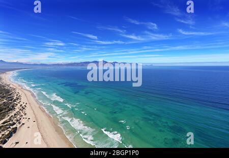 Foto aerea di Macassar Beach con False Bay sullo sfondo Foto Stock