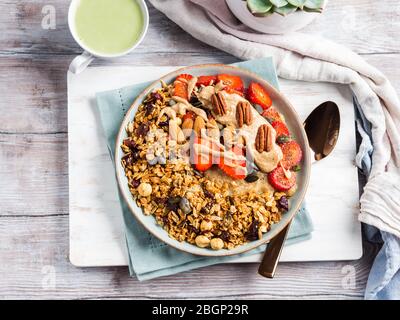 Delizioso porridge di amaranto con fragole Foto Stock