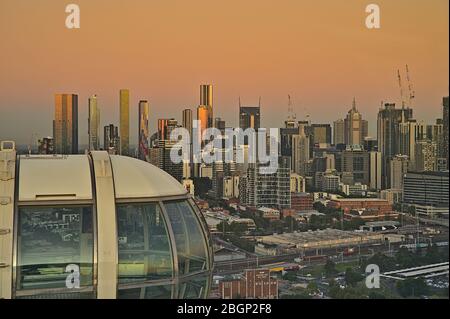 Lo skyline di Melbourne fotografato dalla Melbourne Star Foto Stock