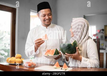 coppia musulmana che si prepara per rompere il digiuno il mese di ramadan Foto Stock