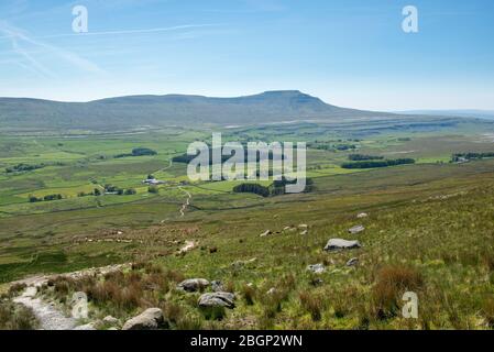 Vista di Ingleborough, una delle tre vette dello Yorkshire visto dal sentiero che scende da Whernside, un'altra delle vette Foto Stock