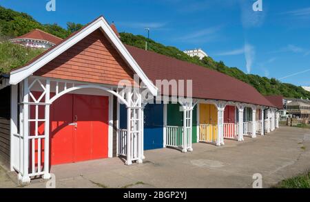 Colorati chalet sulla spiaggia edoardiani nella South Bay a Scarborough, North Yorkshire Foto Stock