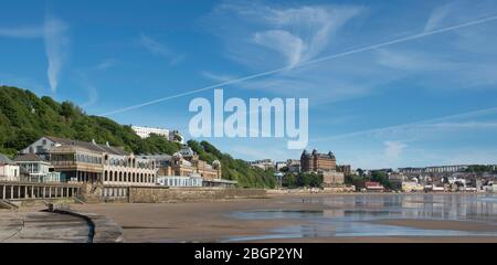Vista panoramica della baia sud di Scarborough, della Spa, del Grand Hotell e della spiaggia in una giornata estiva soleggiata Foto Stock