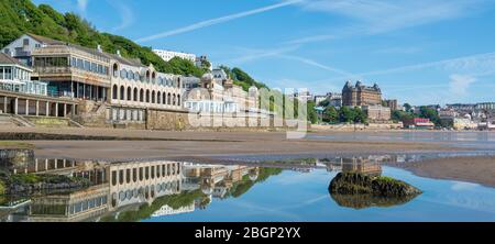 Vista panoramica della baia sud di Scarborough, della Spa, del Grand Hotel e della spiaggia in una giornata estiva soleggiata Foto Stock