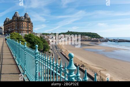 Vista del Grand Hotel, South Bay, porto e castello di Scarobrough dal ponte pedonale Foto Stock